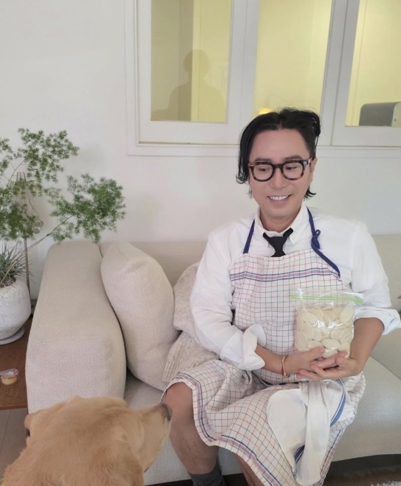'앞치마 한' 정재형, 떡국떡 소중히 들고 함박웃음 [N샷]