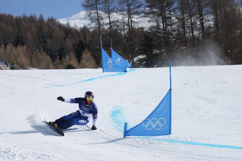 8일(현지시간) 이탈리아 리비뇨 스노파크에서 열린 2026 밀라노-코르티나담페초 동계올림픽 스노보드 남자 평행 대회전 8강에 출전한 김상겸이 경기를 펼치고 있다.뉴스1
