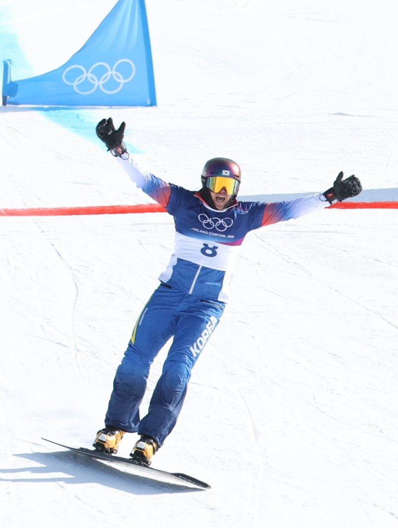 스노보드 김상겸이 8일(현지시간) 이탈리아 리비뇨의 스노파크에서 열린 2026 밀라노·코르티나담페초 동계올림픽 스노보드 남자 평행 대회전 16강전에서 8강 진출을 확정지은 뒤 기뻐하고 있다.뉴스1