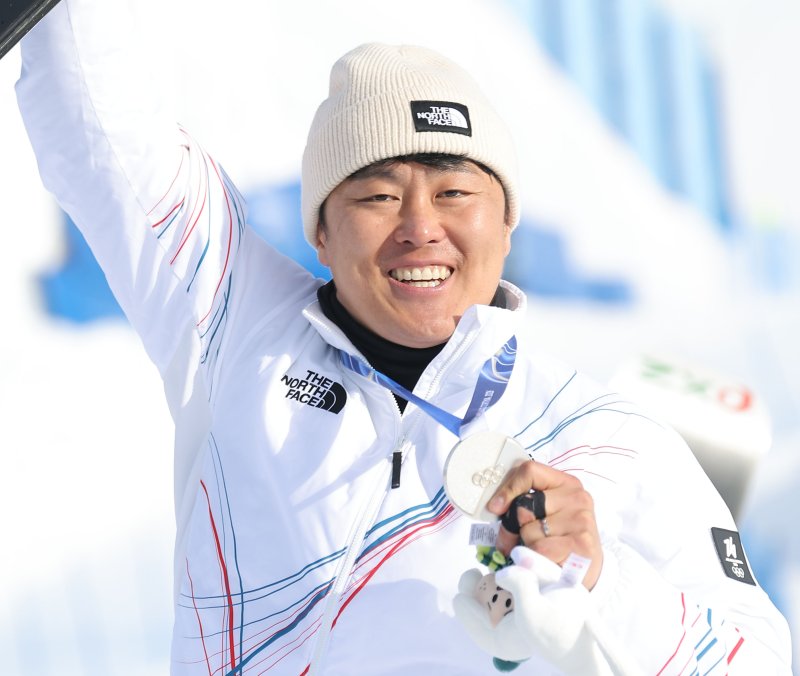 8일(현지시간) 이탈리아 리비뇨 스노파크에서 열린 2026 밀라노-코르티나담페초 동계올림픽 스노보드 남자 평행 대회전 결승 시상식에서 은메달을 따낸 김상겸이 메달을 들어 보이고 있다. 연합뉴스