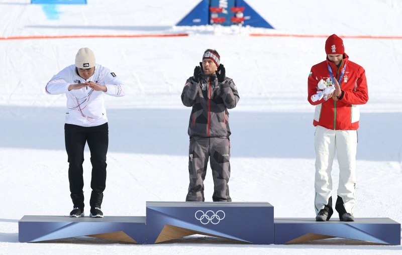 이탈리아 리비뇨 스노파크에서 열린 2026 밀라노-코르티나담페초 동계올림픽 스노보드 남자 평행 대회전 결승 시상식에서 은메달을 따낸 김상겸이 시상대에 올라 큰절을 하고 있다.연합뉴스