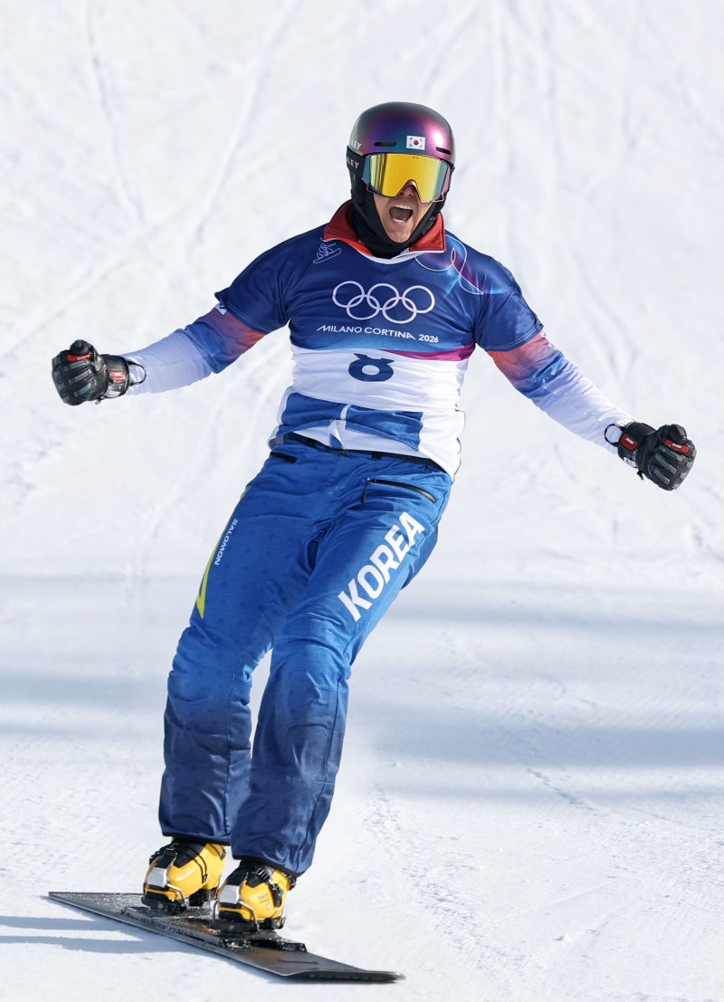 2026 밀라노-코르티나담페초 동계올림픽 스노보드 남자 평행 대회전 준결승에 출전한 김상겸이 결승전에 진출한 뒤 환호하고 있다.연합뉴스