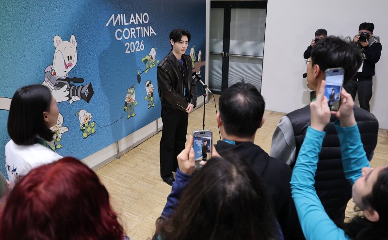 가수 엔하이픈 성훈이 8일(현지시간) 이탈리아 밀라노 메인프레스센터(MPC)에서 인터뷰를 하고 있다. 뉴스1화상