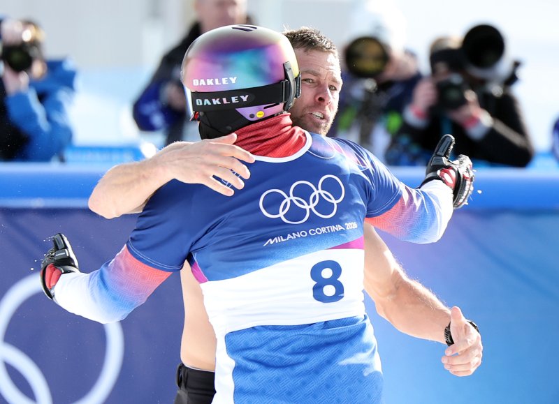 스노보드 오스트리아 벤야민 카를이 8일(현지 시간) 이탈리아 리비뇨 스노우파크에서 열린 2026 밀라노·코르티나 담페초 동계올림픽 스노보드 남자 평행대회전 결승에서 금메달을 차지한 뒤 은메달을 획득한 대한민국 김상겸과 포옹을 하고 있다.뉴스1