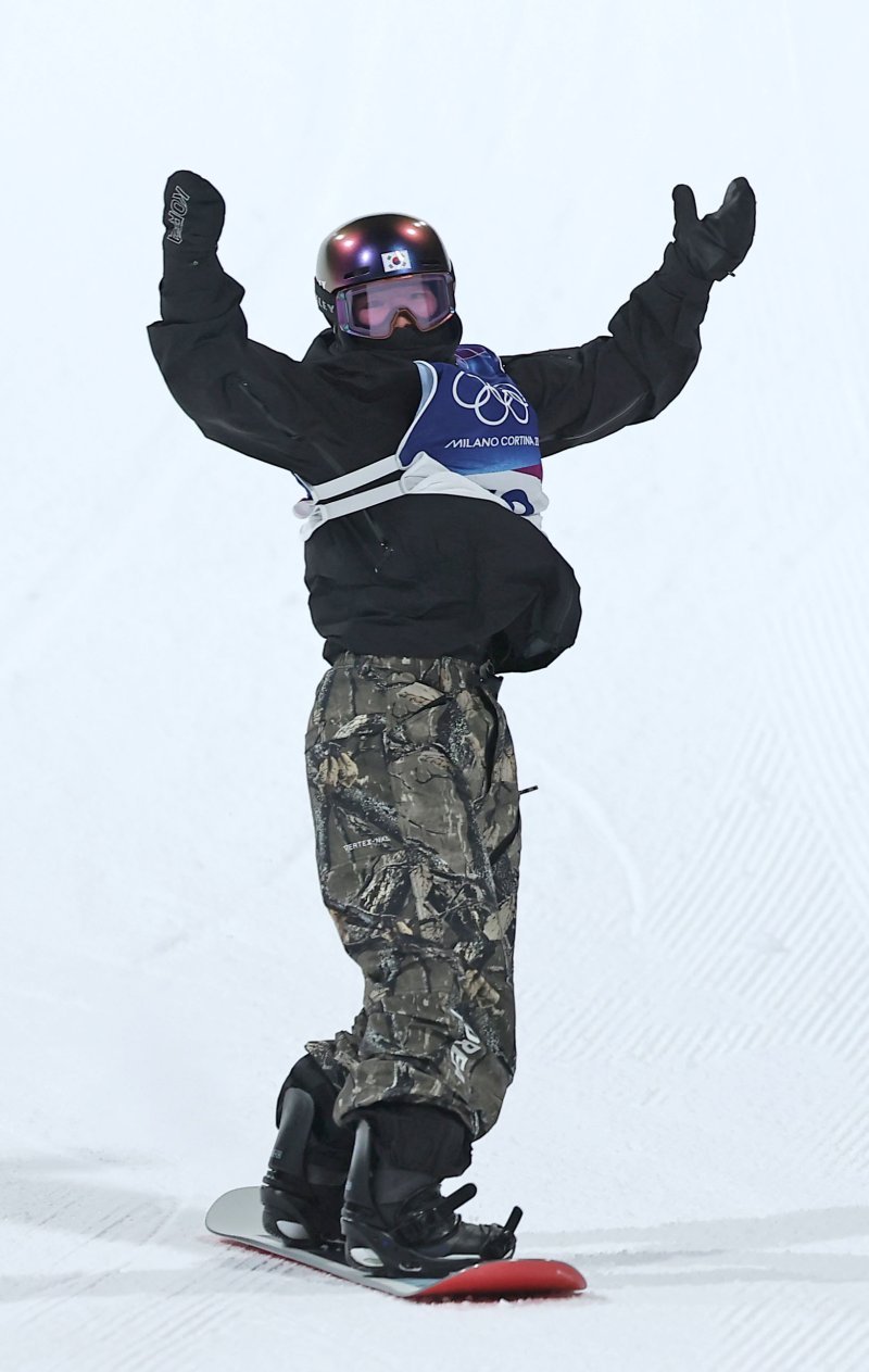 8일(현지시간) 이탈리아 리비뇨 스노파크에서 열린 2026 밀라노-코르티나담페초 동계올림픽 스노보드 여자 빅에어 예선에서 유승은이 묘기를 마친 뒤 손을 들어올리고 있다. 유승은은 이날 4위를 기록하며 결선에 진출했다.연합뉴스