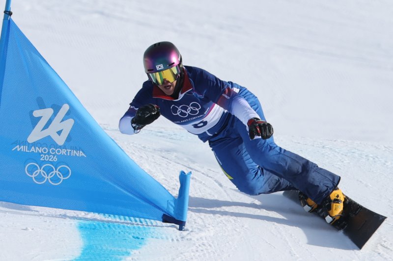 스노보드 김상겸이 8일(현지시간) 이탈리아 리비뇨의 스노파크에서 열린 2026 밀라노·코르티나담페초 동계올림픽 스노보드 남자 평행 대회전 결승에서 결승선을 향해 질주하고 있다.뉴스1