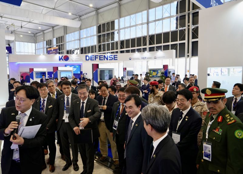 안규백 국방부 장관이 8일(현지시간) 사우디아라비아 수도 리야드에서 열린 '국제방산전시회(WDS) 2026' 한국항공우주산업(KAI) 부스를 살펴보며 미소를 띠고 있다. 한국방위산업진흥회