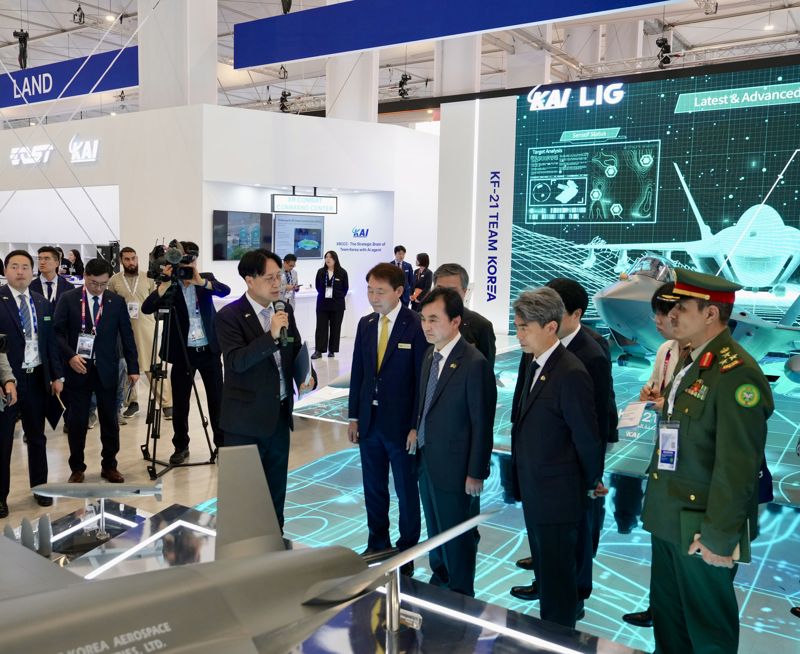 안규백 국방부 장관이 8일(현지시간) 사우디아라비아 수도 리야드에서 열린 '국제방산전시회(WDS) 2026' 한국항공우주산업(KAI) 부스를 방문해 회사 관계자의 설명을 듣고 있다. 한국방위산업진흥회