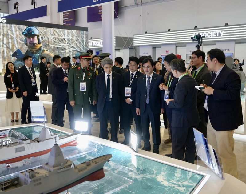 안규백 국방부 장관이 8일(현지시간) 사우디아라비아 수도 리야드에서 열린 '국제방산전시회(WDS) 2026' HD현대중공업 부스를 방문해 회사 관계자의 설명을 듣고 있다. 한국방위산업진흥회
