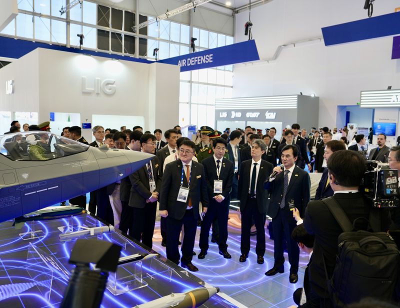 안규백 국방부 장관이 8일(현지시간) 사우디아라비아 수도 리야드에서 열린 '국제방산전시회(WDS) 2026' 한국항공우주산업(KAI) 부스를 살펴본 뒤 소감을 밝히고 있다. 한국방위산업진흥회