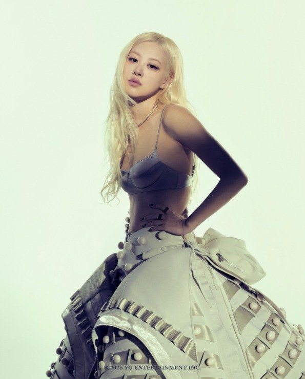 블랙핑크 제니&middot;지수&middot;로제&middot;리사, 파격 노출 드레스로 뽐낸 섹시미…물오른 비주얼