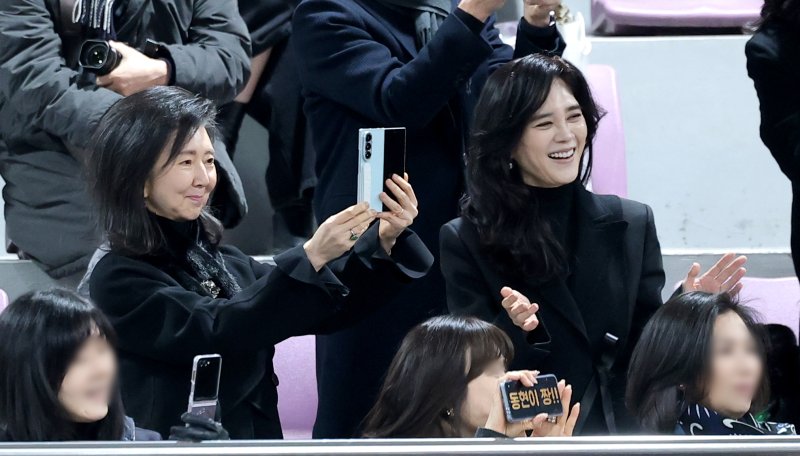 홍라영 전 삼성미술관 리움 총괄부관장(왼쪽)과 이부진 신라호텔 사장이 9일 서울 강남구 휘문고등학교에서 열린 임동현 군의 졸업식에 참석해 즐거운 시간을 보내고 있다. /사진=뉴스1화상