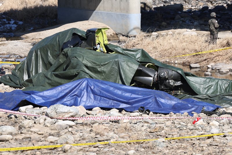 9일 경기 가평군 조정면 현리 군 헬기(코브라 AH-1S)가 추락해 현장에서 관계자들이 사고를 수습하고 있다. 이 사고로 탑승자 2명이 심정지 상태로 병원으로 옮겨졌으나 사망했다.뉴스1