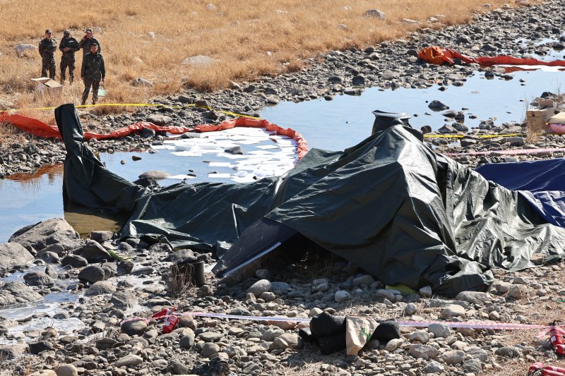 9일 경기 가평군 조정면 현리 군 헬기(코브라 AH-1S)가 추락해 현장에서 관계자들이 사고를 수습하고 있다. 뉴스1