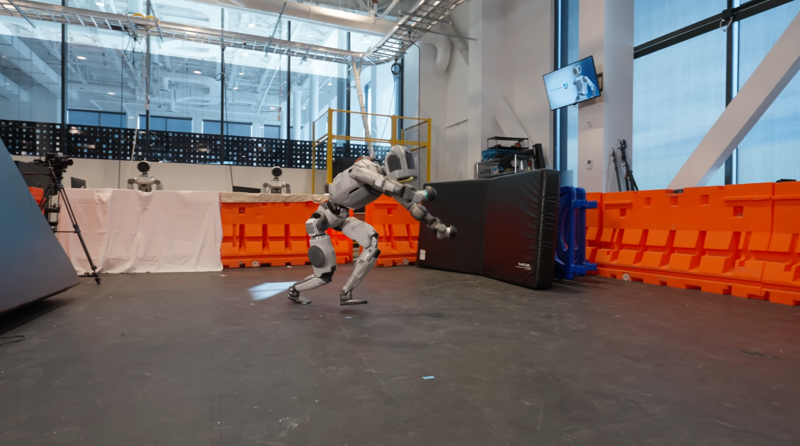 아틀라스가 연속 공중제비를 시작하는 모습. 현대차그룹 제공.