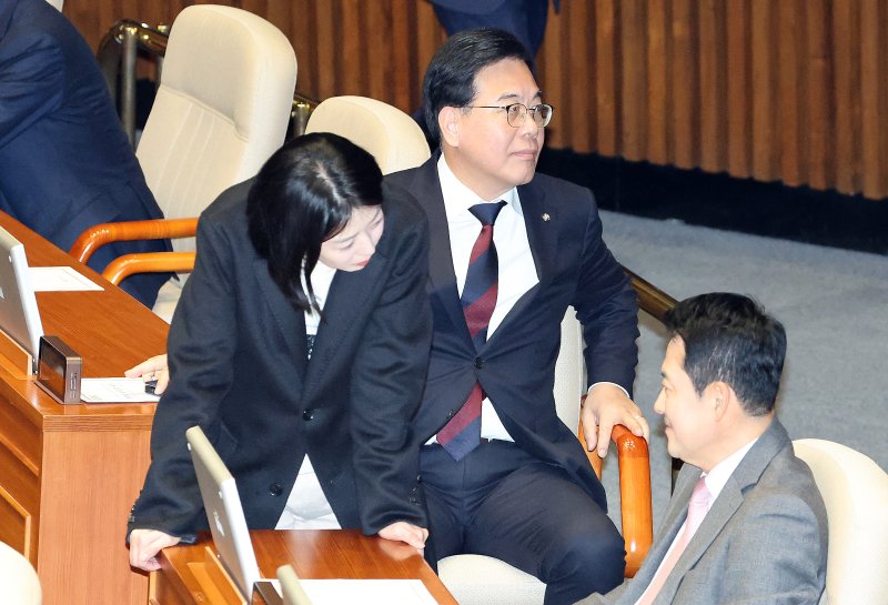 "대표 뜻은 뭐냐" 면전서 따져물은 배현진, 장동혁 반응은...