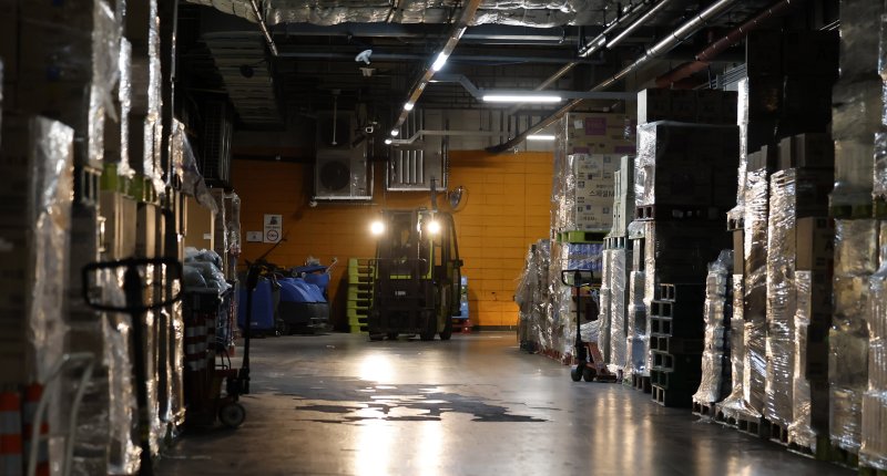 [서울=뉴시스] 김혜진 기자 = 정부와 여당이 대형마트의 새벽 배송을 14년 만에 허용하기로한 9일 서울 시내 한 대형마트 하역장에서 직원들이 업무를 보고 있다.대형마트 새벽 배송 금지 규제는 2012년 전통시장·골목상권 보호와 근로자 건강권·휴식권 보장을 명목으로 도입됐으나 지난 8일 더불어민주당과 정부, 청와대가 고위당정협의회를 열어 대형마트 새벽 배송 허용을 골자로 한 유통발전산업발전법 개정을 추진하기로 했다. 2026.02.09. jini@newsis.com