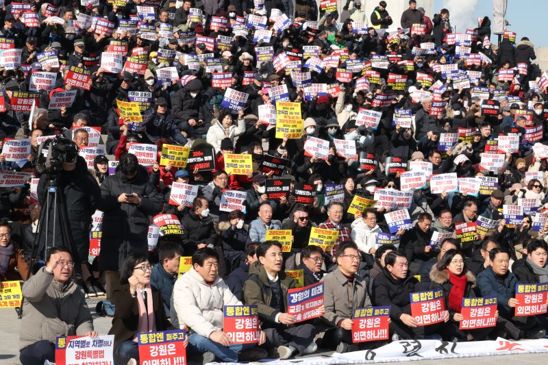 김진태 강원도지사를 비롯한 참석자들이 9일 오후 서울 여의도 국회 본청 계단에서 열린 ‘강원특별법 3차 개정안의 조속한 입법’ 촉구 대회에서 구호를 외치고 있다. 뉴시스