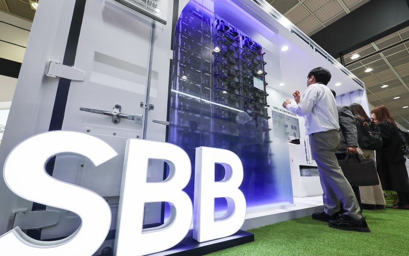 3일 서울 강남구 코엑스에서 열린 '코리아 스마트그리드 엑스포 2024'에서 관람객들이 전시 부스를 둘러보고 있다.2024.4.3 ⓒ 뉴스1 김도우 기자