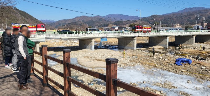 가평군 조종면 현리 주민들이 9일 헬기 추락 사고 수습 현장을 바라보고 있다. 사진=김경수 기자
