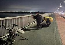 낙동강하구둑 인도 구간에서 낚시 행위를 하는 행락객 모습. 사진=백창훈 기자·사하구 제공