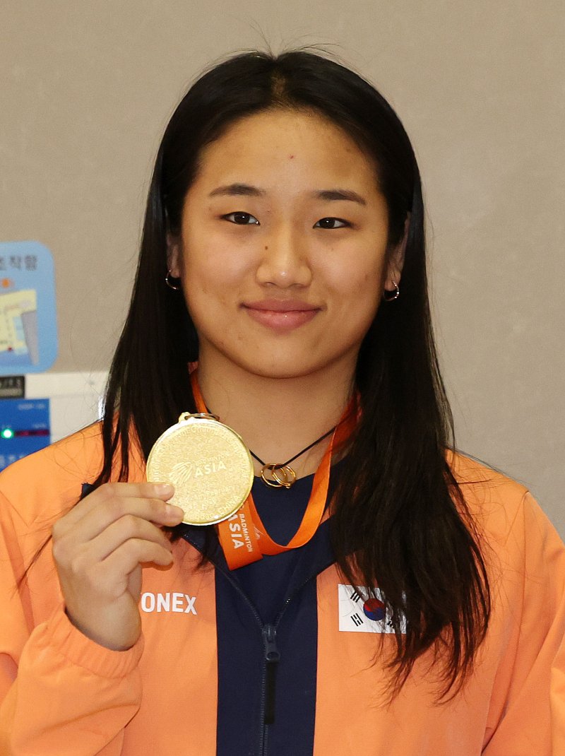 (인천공항=뉴스1) 박지혜 기자 = 배드민턴 '세계 최강' 안세영이 9일 오후 인천국제공항 제2터미널을 통해 귀국해 금메달을 들고 포즈를 취하고 있다. 안세영이 선봉에 선 여자 배드민턴 대표팀은 지난 8일 중국 칭다오 콘손체육관에서 열린 대회 여자부 결승에서 중국을 3-0으로 완파해 대회 사상 첫 정상에 올랐다. 2026.2.9/뉴스1 /사진=뉴스1화상