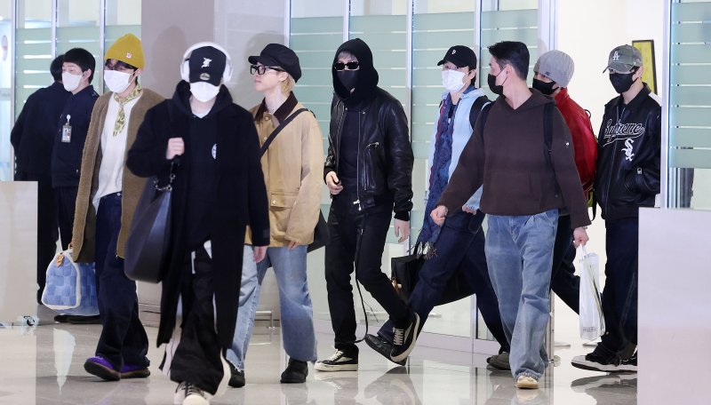 그룹 방탄소년단(BTS) RM, 제이홉, 슈가, 정국, 지민, 진, 뷔가 해외 일정을 마치고 9일 오후 인천국제공항을 통해 귀국하고 있다. 2026.2.9 ⓒ 뉴스1 박지혜 기자