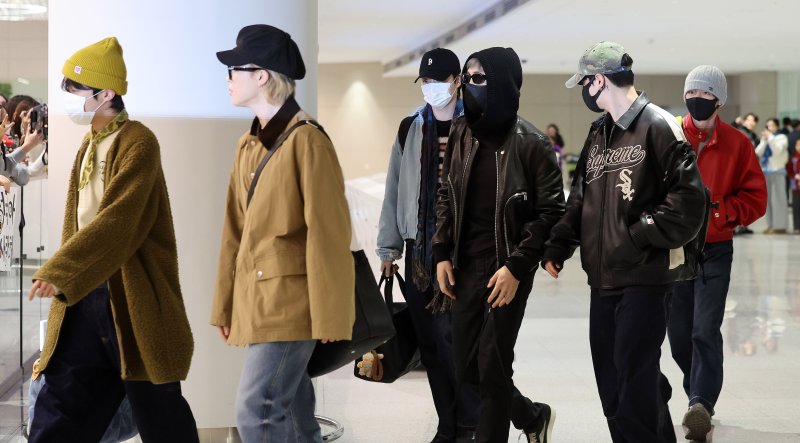 그룹 방탄소년단(BTS) RM, 제이홉, 슈가, 정국, 지민, 진, 뷔가 해외 일정을 마치고 9일 오후 인천국제공항을 통해 귀국하고 있다. 2026.2.9 ⓒ 뉴스1 박지혜 기자