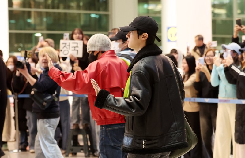 방탄소년단(BTS) 진과 뷔가 해외 일정을 마치고 9일 오후 인천국제공항을 통해 귀국하고 있다. 2026.2.9 ⓒ 뉴스1 박지혜 기자