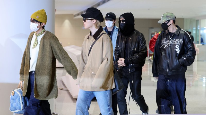 그룹 방탄소년단(BTS) RM, 제이홉, 슈가, 정국, 지민, 진, 뷔가 해외 일정을 마치고 9일 오후 인천국제공항을 통해 귀국하고 있다. BTS는 다음 달 20일 정규 5집 '아리랑'(ARIRANG)을 발표하고 다음 날인 21일 광화문광장에서 컴백 공연을 선보일 예정이다. 2026.2.9 ⓒ 뉴스1 박지혜 기자