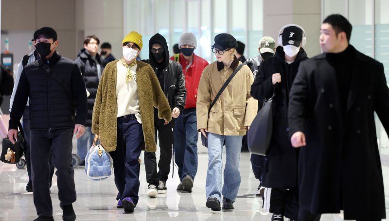 그룹 방탄소년단(BTS) RM, 제이홉, 슈가, 정국, 지민, 진, 뷔가 해외 일정을 마치고 9일 오후 인천국제공항을 통해 귀국하고 있다. BTS는 다음 달 20일 정규 5집 '아리랑'(ARIRANG)을 발표하고 다음 날인 21일 광화문광장에서 컴백 공연을 선보일 예정이다. 2026.2.9 ⓒ 뉴스1 박지혜 기자