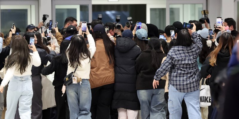 그룹 방탄소년단(BTS) RM, 제이홉, 슈가, 정국, 지민, 진, 뷔가 해외 일정을 마치고 9일 오후 인천국제공항을 통해 귀국하자 팬들이 뒤따르고 있다. 2026.2.9 ⓒ 뉴스1 박지혜 기자