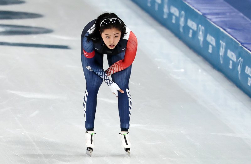 스피드스케이팅 이나현이 9일(현지시간) 이탈리아 밀라노 스피드스케이팅 스타디움에서 열린 여자 1000m에 출전해 역주를 펼친 뒤 아쉬워하고 있다. 이날 이나현은 1분15초76으로 최종 9위를 기록했다. 뉴스1