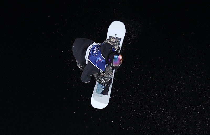 스노보드 유승은이 9일(현지시간) 이탈리아 리비뇨 스노파크에서 열린 2026 밀라노·코르티나담페초 동계올림픽 스노보드 여자 빅에어 결선에서 묘기를 부리고 있다.뉴스1