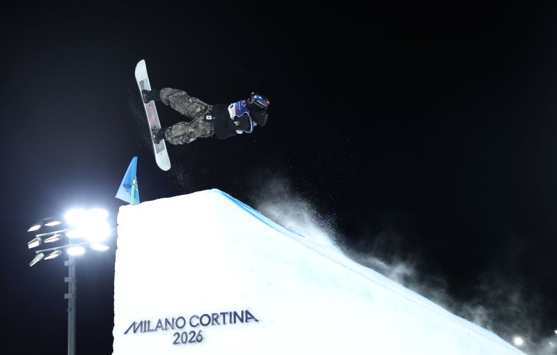 이탈리아 리비뇨 스노파크에서 열린 2026 밀라노-코르티나담페초 동계올림픽 스노보드 여자 빅에어 결선에서 유승은이 묘기를 펼치고 있다. 유승은은 이날 동메달을 차지했다.연합뉴스