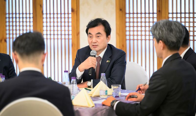 안규백 국방부장관이 현지시각 9일(현지시간 사우디 세계방산전시회에 참가한 방산 중소기업 간담회에서 발언하고 있다. 국방부 제공