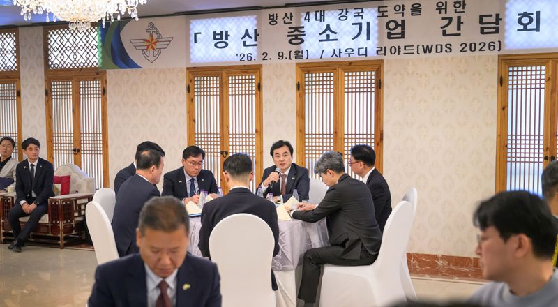 안규백 국방부장관이 현지시각 9일(현지시간 사우디 세계방산전시회에 참가한 방산 중소기업 관계자들과 간담회를 갖고 있다. 국방부 제공