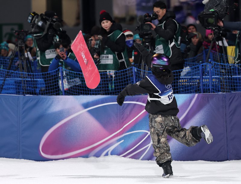 스노보드 유승은이 9일(현지시간) 이탈리아 리비뇨 스노파크에서 열린 2026 밀라노·코르티나담페초 동계올림픽 스노보드 여자 빅에어 결선 2차 시기를 마친 후 보드를 던지고 있다.뉴스1