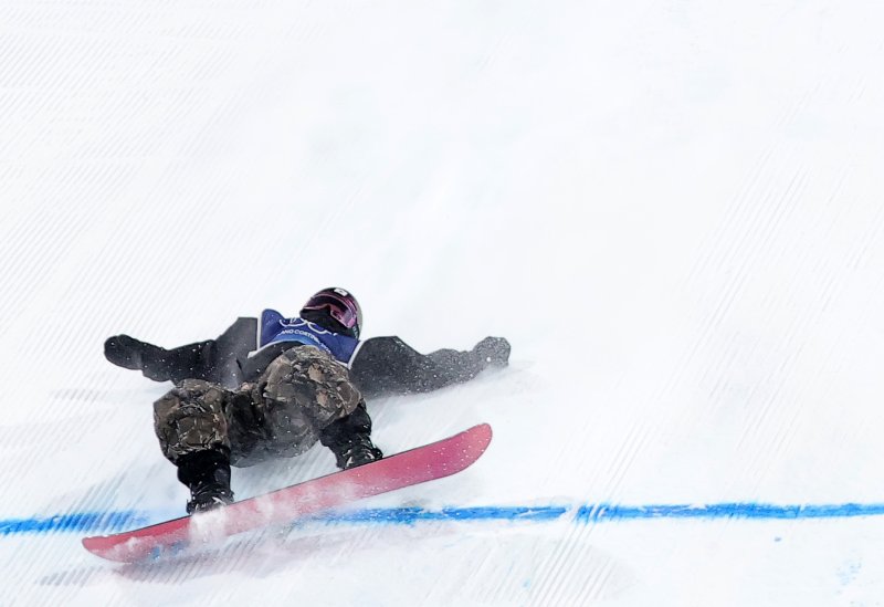 스노보드 유승은이 9일(현지시간) 이탈리아 리비뇨 스노파크에서 열린 2026 밀라노·코르티나담페초 동계올림픽 스노보드 여자 빅에어 결선 3차시기에서 넘어지고 있다.뉴스1