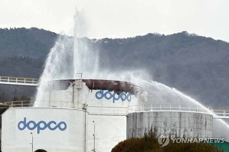 유류저장탱크 불 끄는 소방관 (출처=연합뉴스)