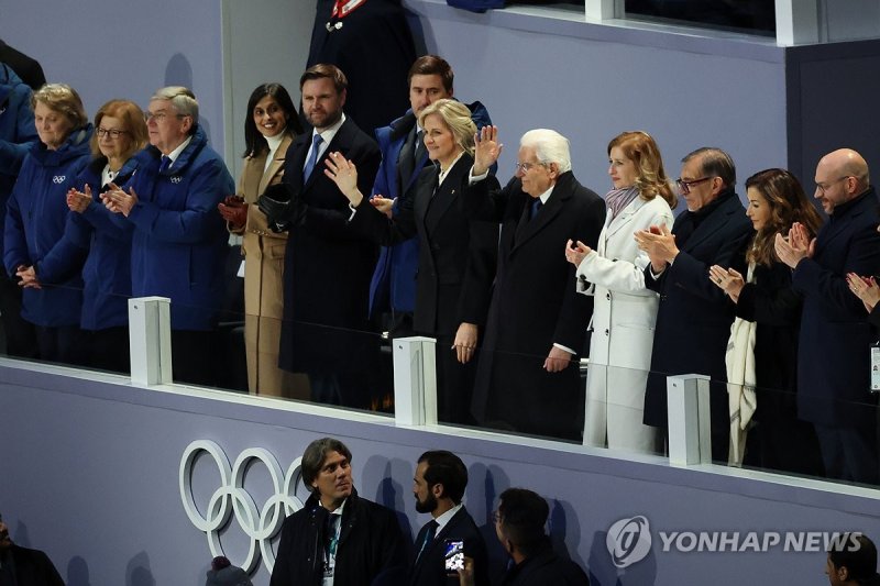 관중에 손 흔드는 마타렐라 대통령과 코번트리 위원장 (출처=연합뉴스)