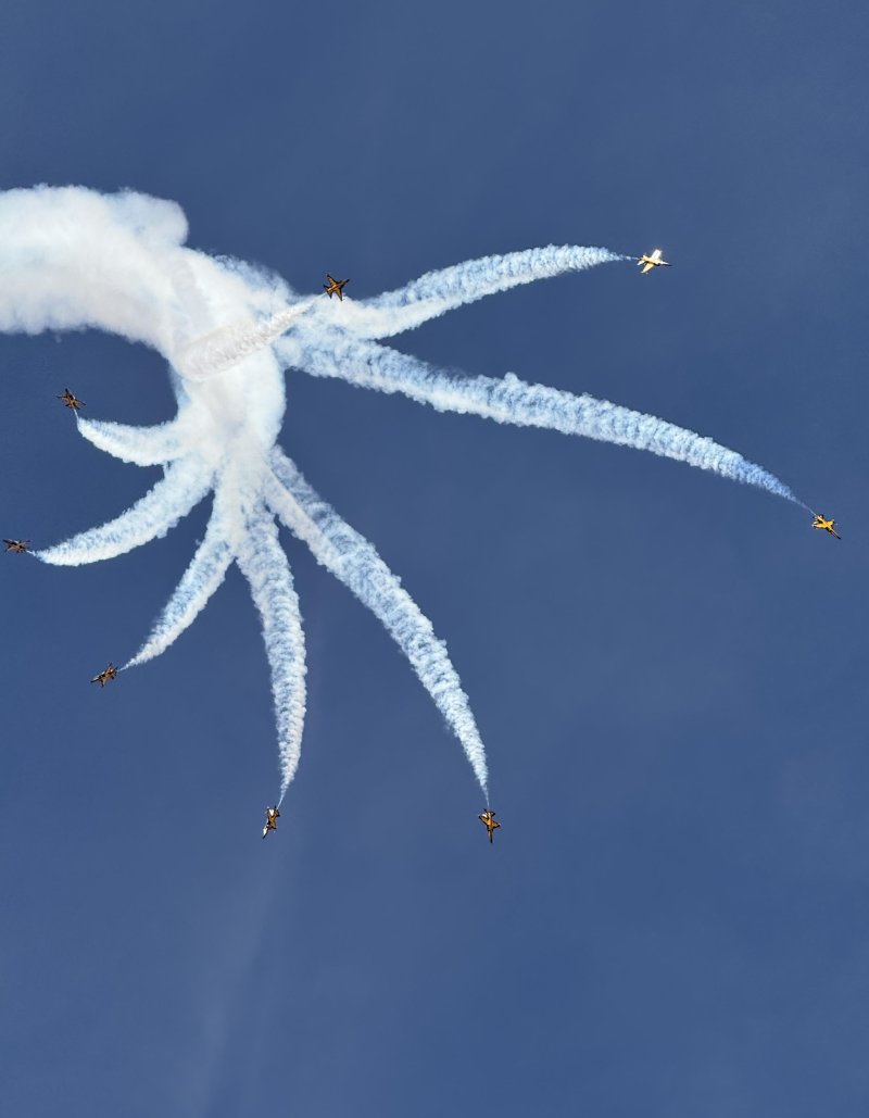 공군 특수비행팀 블랙이글스가 9일(현지 시간) 사우디아라비아 수도 리야드에서 열리고 있는 2026 국제방산전시회(WDS)에서 에어쇼를 펼치고 있다. 한국국방안보포럼