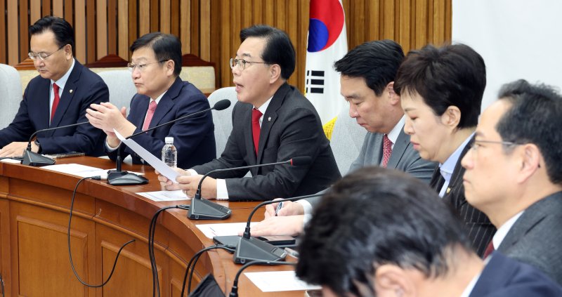 [서울=뉴시스] 김금보 기자 = 송언석 국민의힘 원내대표가 10일 오전 서울 여의도 국회에서 열린 원내대책회의에서 발언을 하고 있다. 2026.02.10. kgb@newsis.com