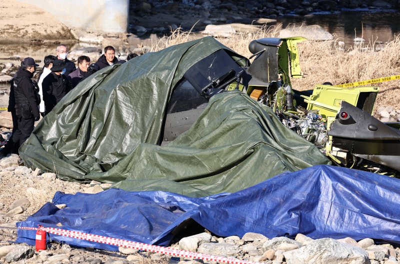 9일 경기 가평군 조정면 현리 군 헬기(코브라 AH-1S)가 추락해 현장에서 관계자들이 사고를 수습하고 있다. 뉴스1