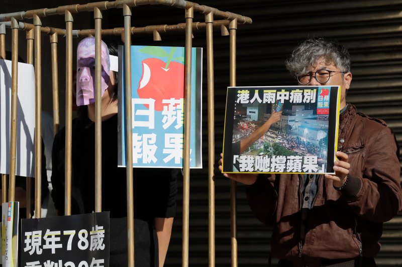 홍콩 민주화 운동가들이 지난 10일 대만 타이베이에서 빈과일보 창업자 지미 라이를 지지하는 시위를 벌이고 있다.AP연합뉴스