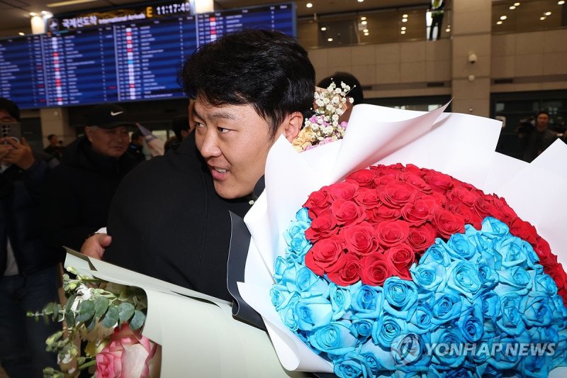 스노보드 은메달 김상겸, 가족 환대 속 귀국 (출처=연합뉴스)