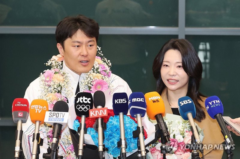 취재진 질문 답하는 김상겸 (출처=연합뉴스)