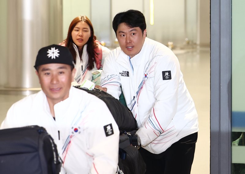 "2억 포상금보다 당신"... 김상겸, 공항 오자마자 아내 목에 '은빛 프러포즈'