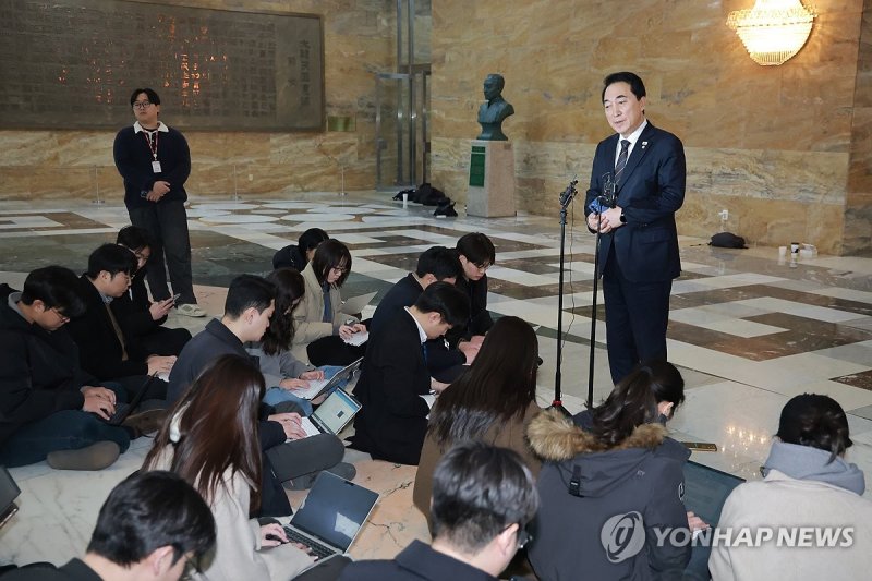 의원총회 결과 브리핑하는 민주당 박수현 수석대변인 (출처=연합뉴스)