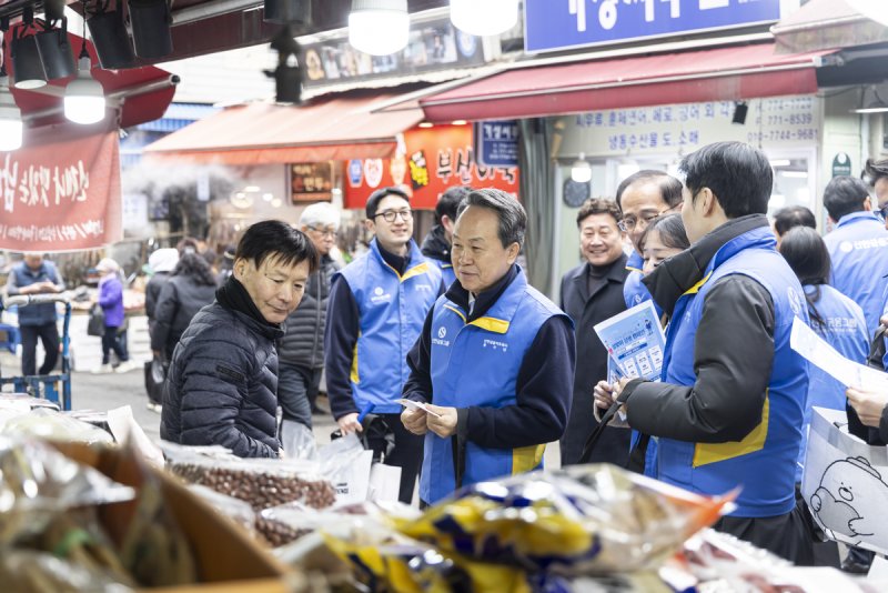 신한금융, 희망을 나누는 설맞이 상생캠페인 실시 (서울=연합뉴스) 신한금융그룹은 지난 9일부터 11일까지 민족 최대 명절 설을 맞아 그룹 임직원이 참여하는 '희망을 나누는 설맞이 상생 캠페인'을 실시한다고 10일 밝혔다. 진옥동 신한금융그룹 회장과 임직원들이 봉사활동 하고 있다. 2026.2.10 [신한금융그룹 제공. 재판매 및 DB 금지] photo@yna.co.kr (끝)